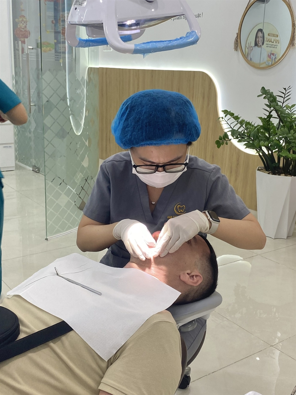 Врач клиники AMI завершает финальный этап установки коронок для нашего гостя Андрея