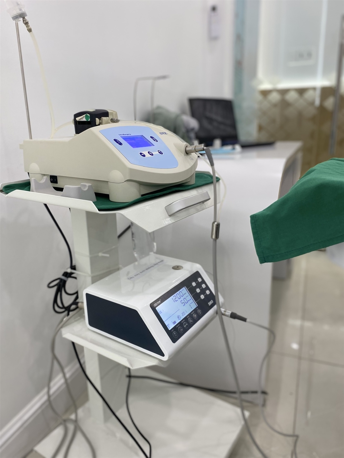 máy piezotome nhổ răng khôn ít sang chân