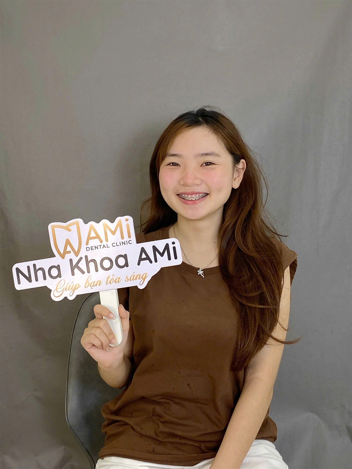 Bạn Thu H rạng rỡ, tự tin khoe nụ cười sau 2 năm niềng răng tại Nha khoa AMi.