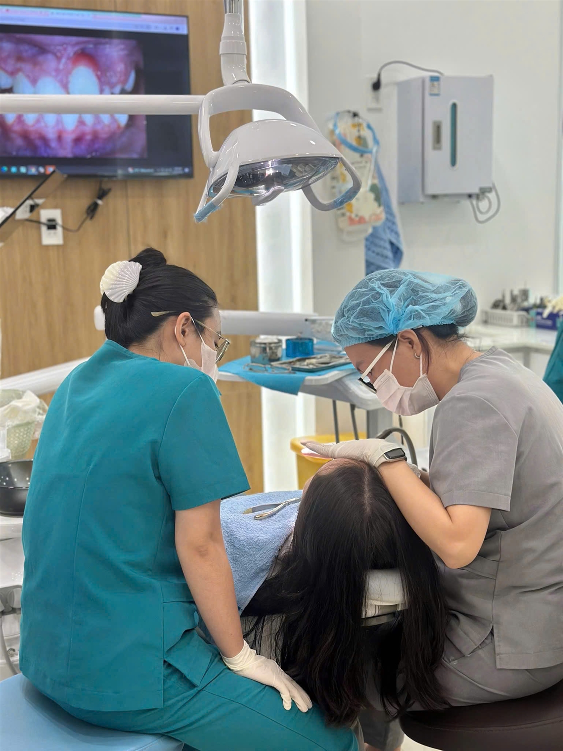 Bác sĩ đang khám và kiểm tra men răng cho khách trước khi tẩy trắng tại nha khoa ami Phan Thiết