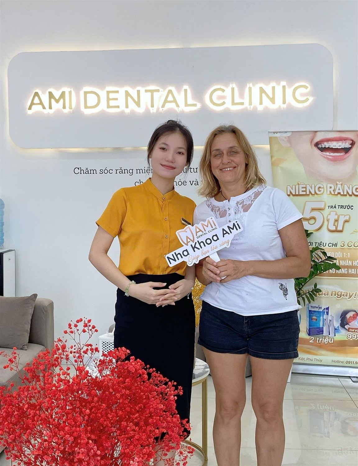 Chị Anna rạng rỡ bên nụ cười mới cùng đội ngũ nhân viên chăm sóc khách hàng tại sảnh AMi.