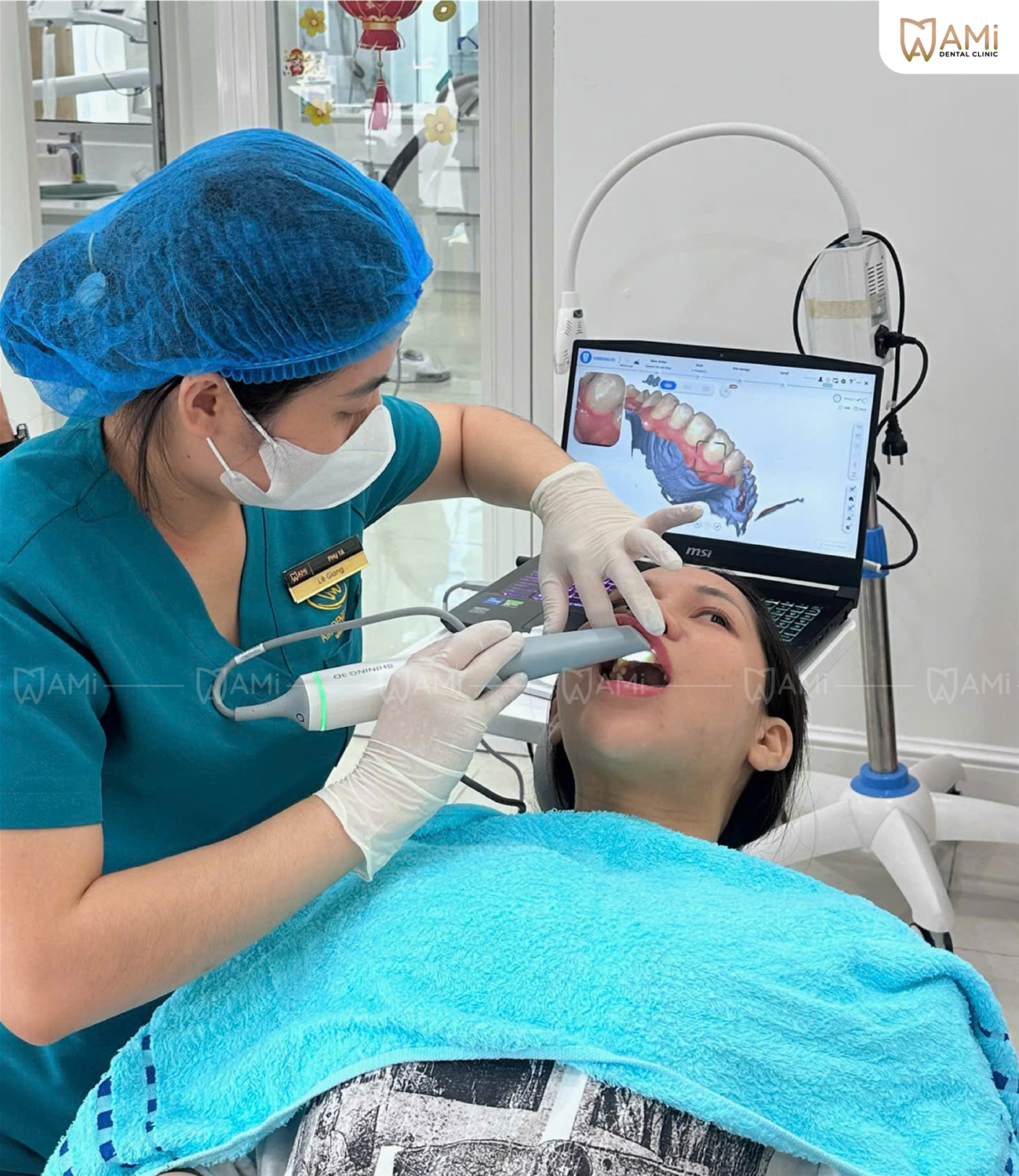 Bác sĩ Nha Khoa AMi thăm khám và scan răng 3D Aoralscan xác định phương án niềng răng