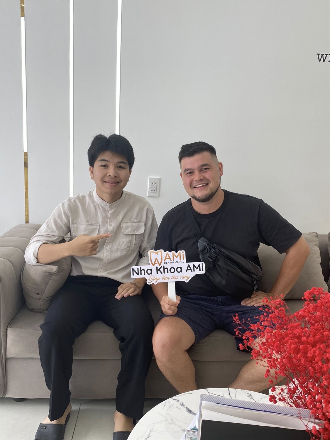 khách người nga vui vẻ sau khi sử dụng dịch vụ tại nha khoa ami