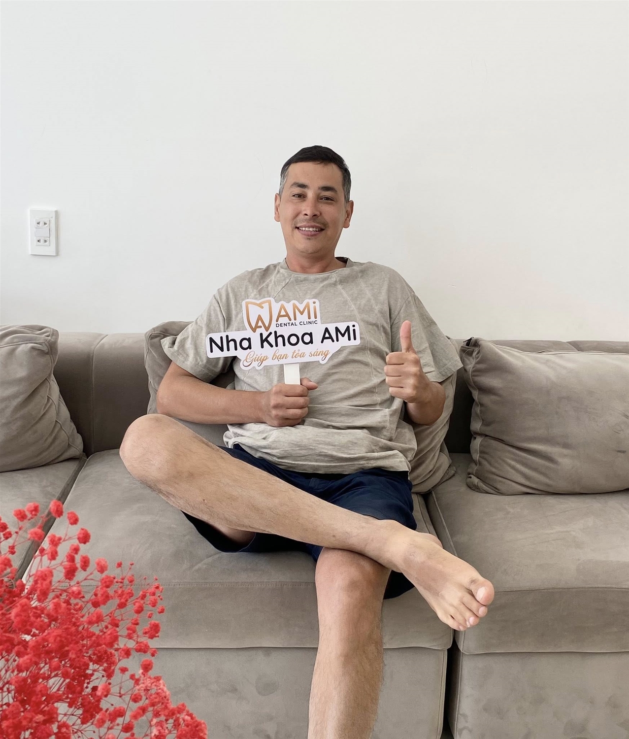 khách hàng quốc tế vui vẻ sau khi điều trị tại nha khoa ami