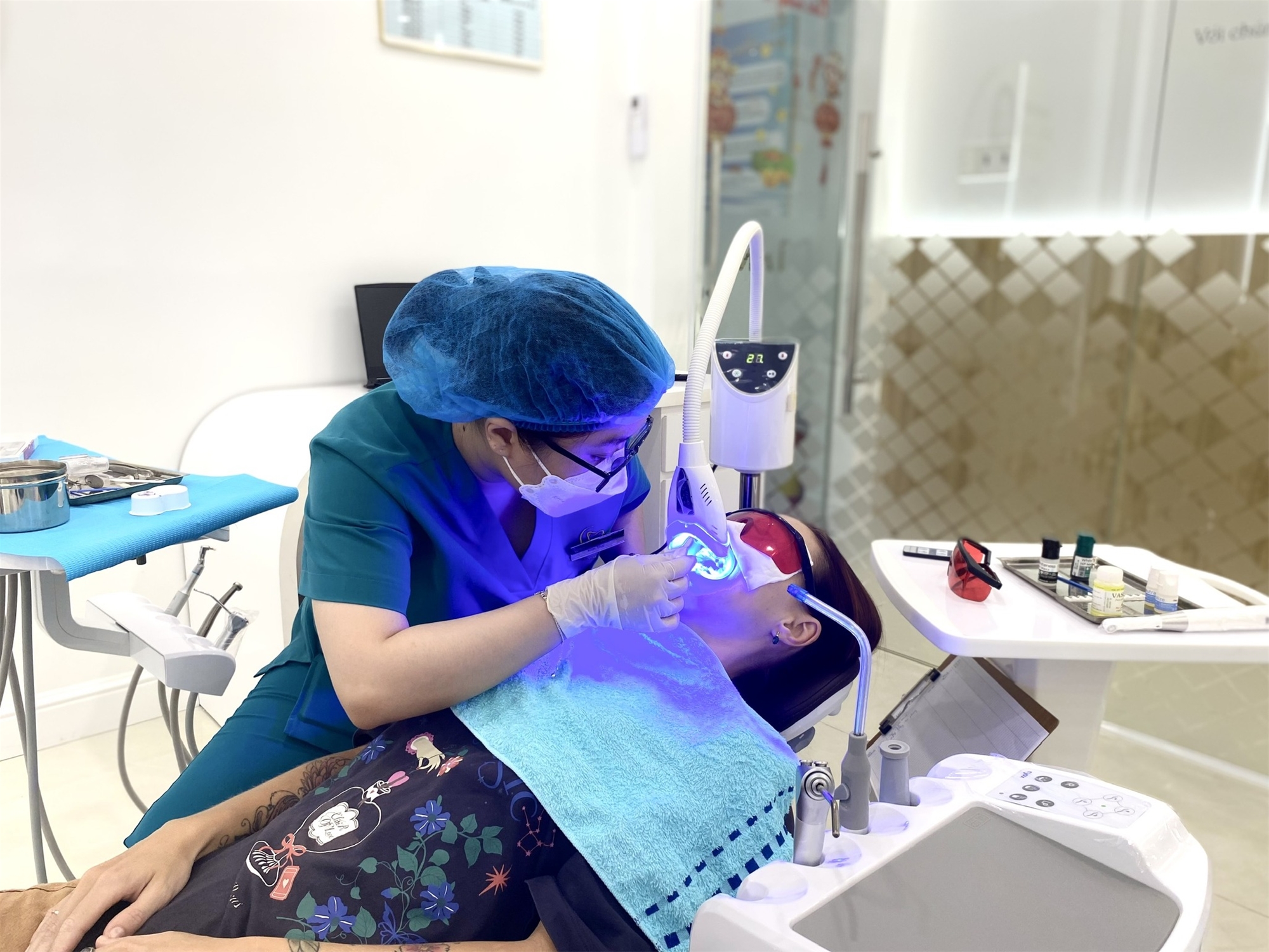 nhân viên tại AMi luôn tận tâm chăm sóc khách hàng trong quá trình tẩy trắng