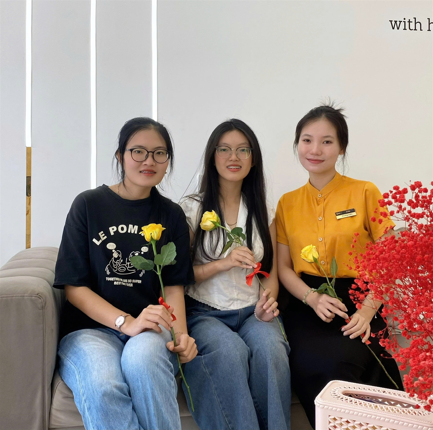 Khách hàng niềng răng Ngọc Bích chụp ảnh kỷ niệm cùng nhân viên Nha khoa AMi