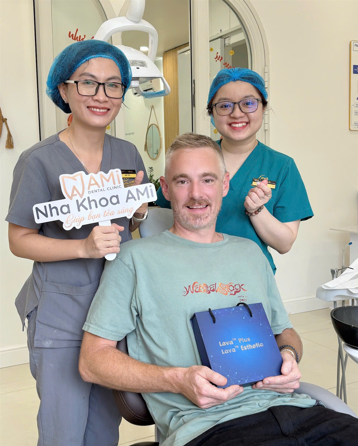 Anh Christopher Allen cười rạng rỡ cùng đội ngũ bác sĩ sau khi hoàn thành phục hình răng sứ Lava.