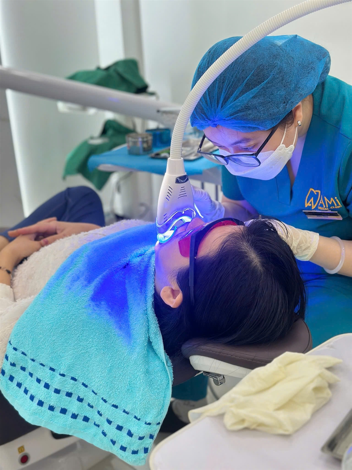 Phụ tá túc trực 24/7 cạnh khách hàng khi khách hàng tẩy trắng tại nha khoa ami Phan Thiết