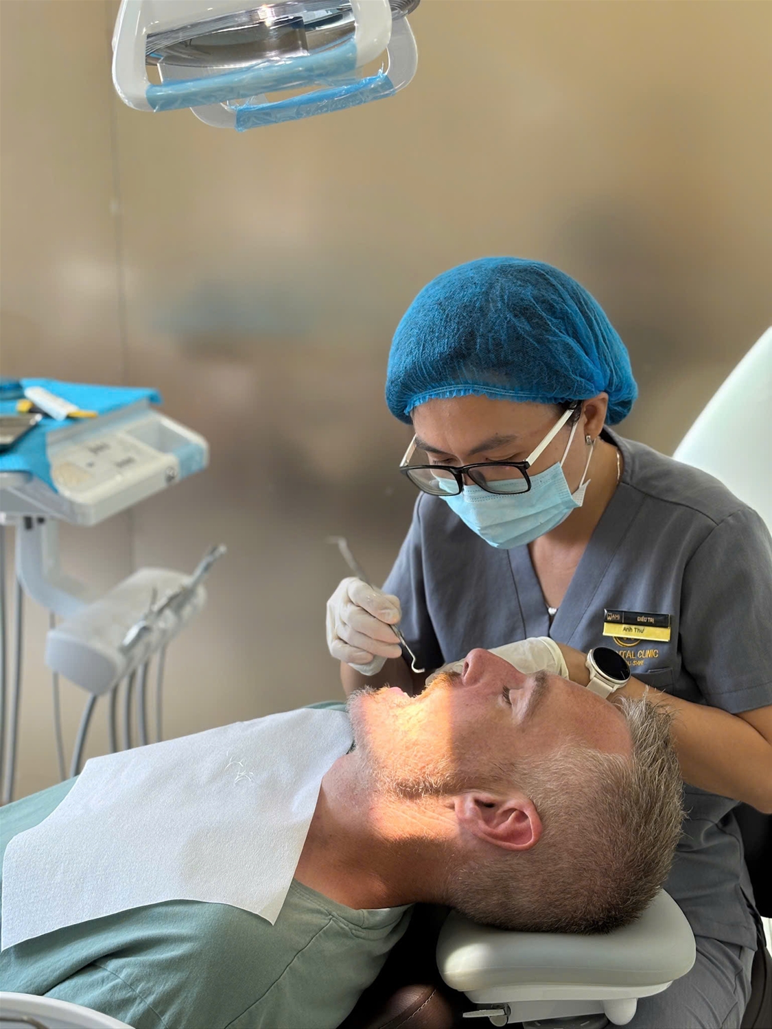 Bác sĩ tại ami đang thăm khám điều trị khách hàng đến từ Úc đến bọc răng sứ