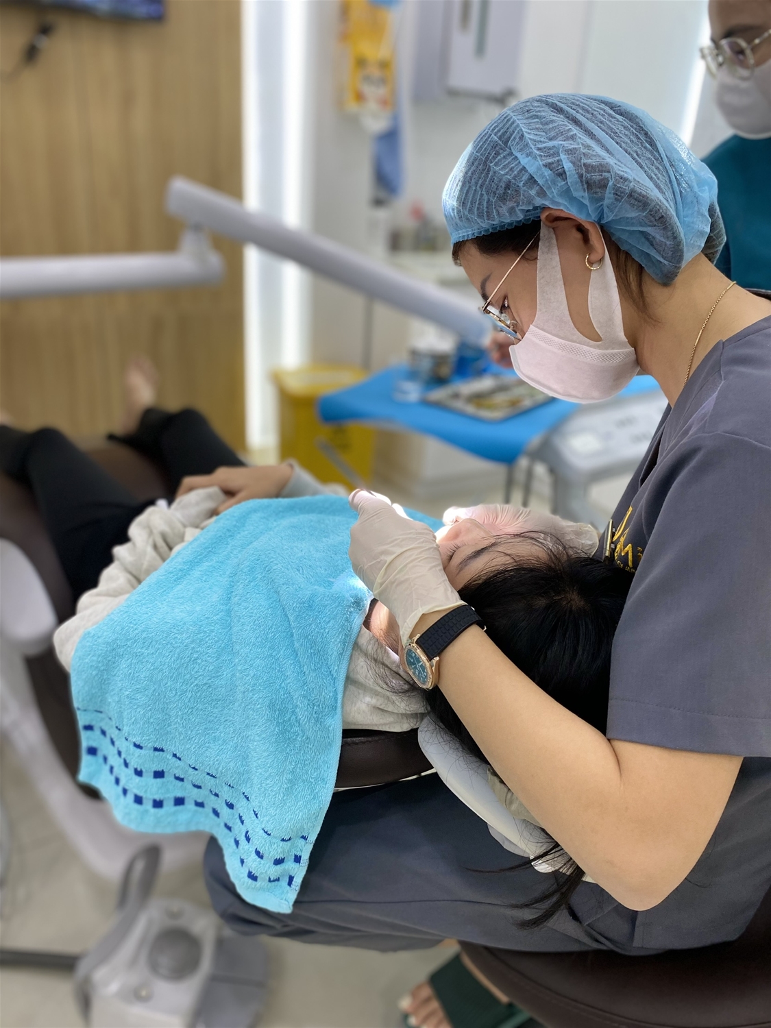 thăm khám tư vấn bọc răng sứ tại nha khoa ami