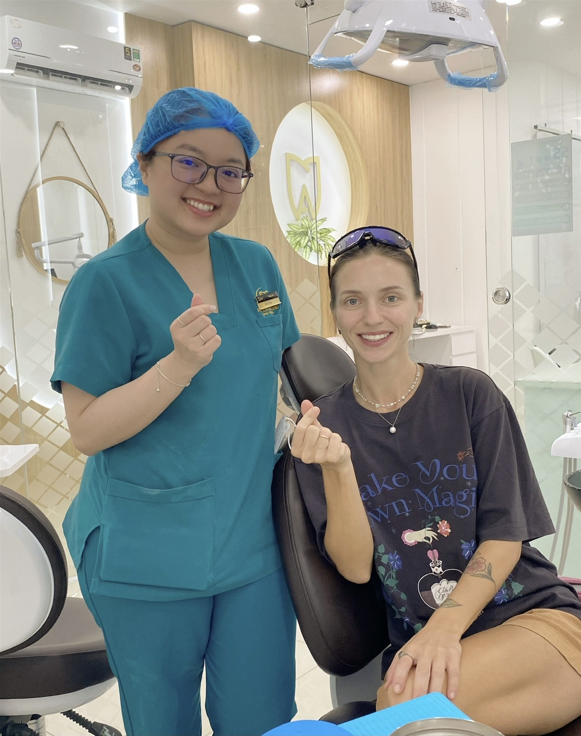 Виктория Ковтунова сияет после отбеливания зубов в стоматологии AMi.